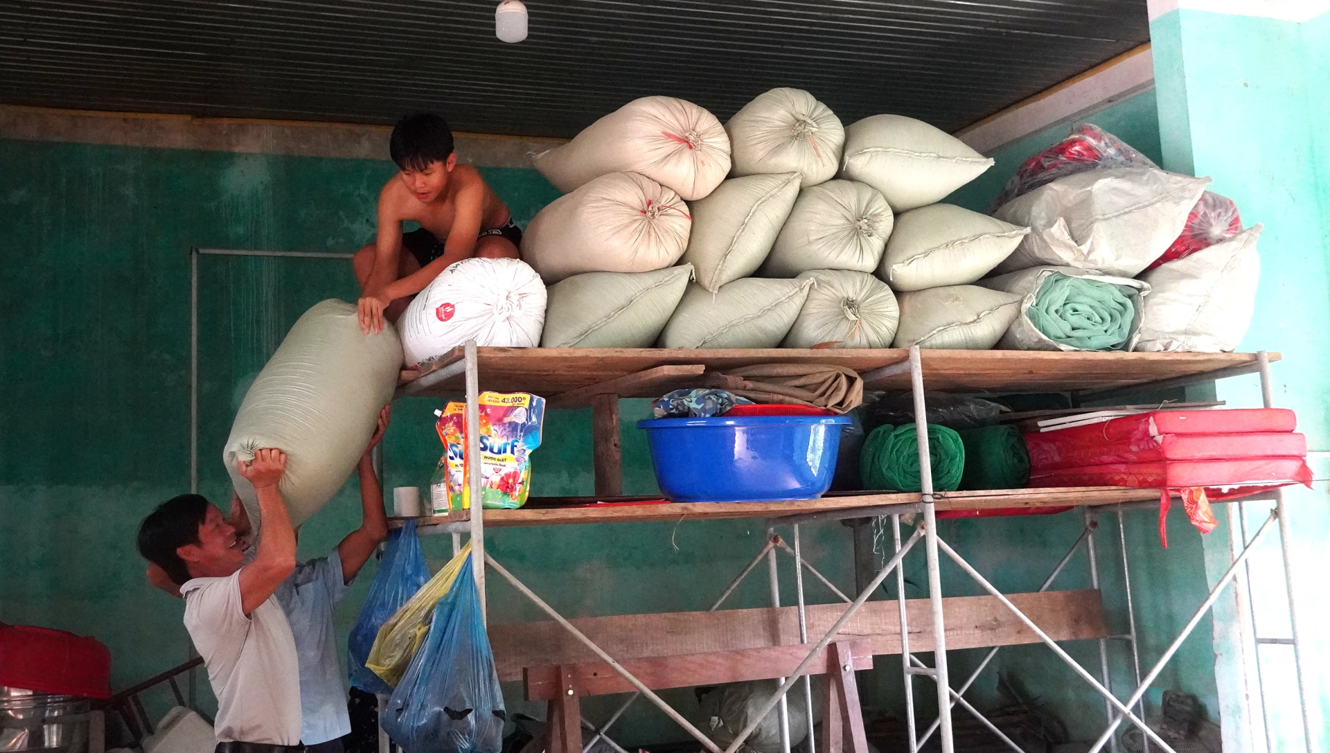 Người dân xã Lệ Thủy chủ động di dời tài sản - Ảnh: N.M