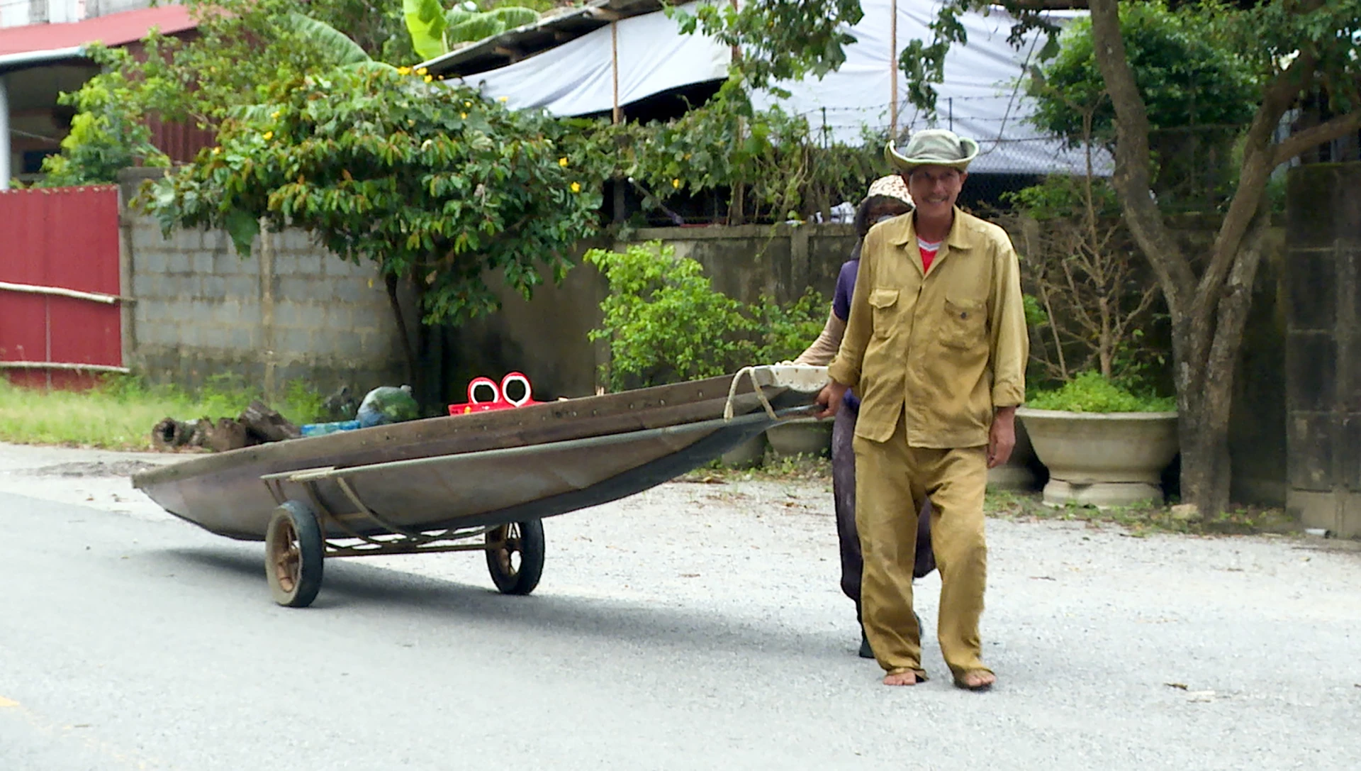 Ngươi dân xã Lệ Thủy dọc sông Kiến Giang sẵn sàng phương tiện để ứng phó với mưa lũ - Ảnh: N.M