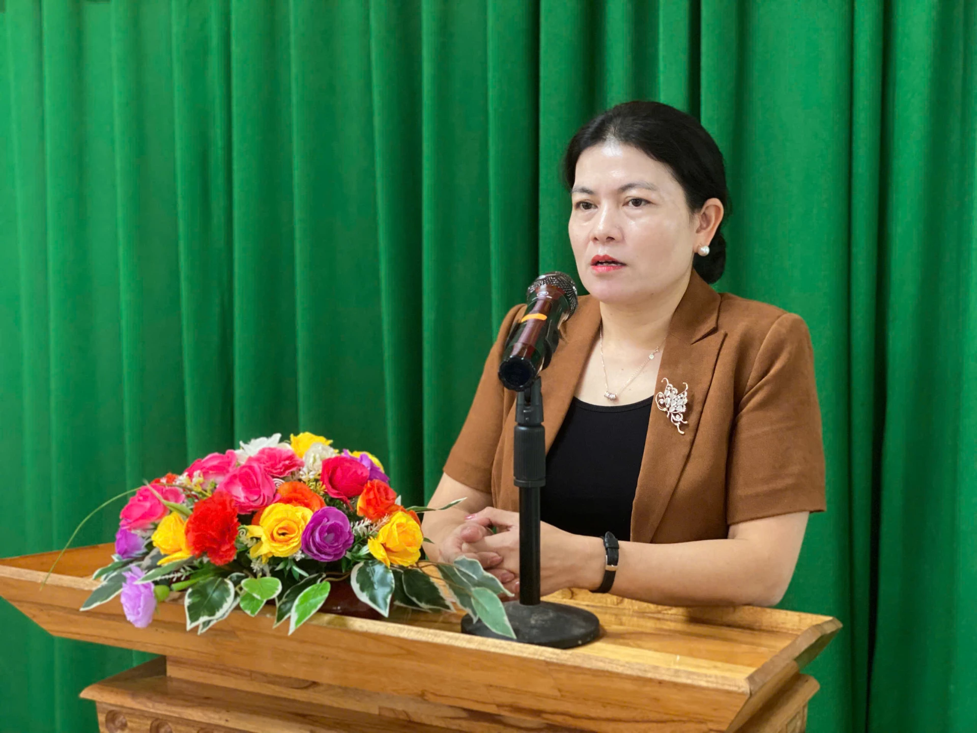 Đồng chí Ly Kiều Vân, UVBTV, Trưởng Ban Nội chính Tỉnh ủy phát biểu động viên với các gia đình được hỗ trợ nhà ở