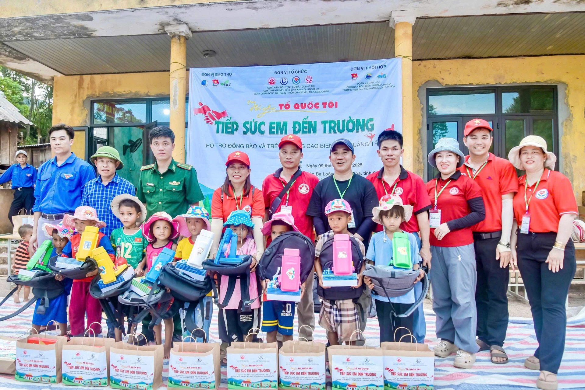 CLB thiện nguyện Heo đất Quảng Trị trao qu&agrave; cho người d&acirc;n v&agrave; trẻ em ngh&egrave;o ở th&ocirc;n Ba Lo&oacute;c, x&atilde; D&acirc;n H&oacute;a - Ảnh:&nbsp;HĐQT