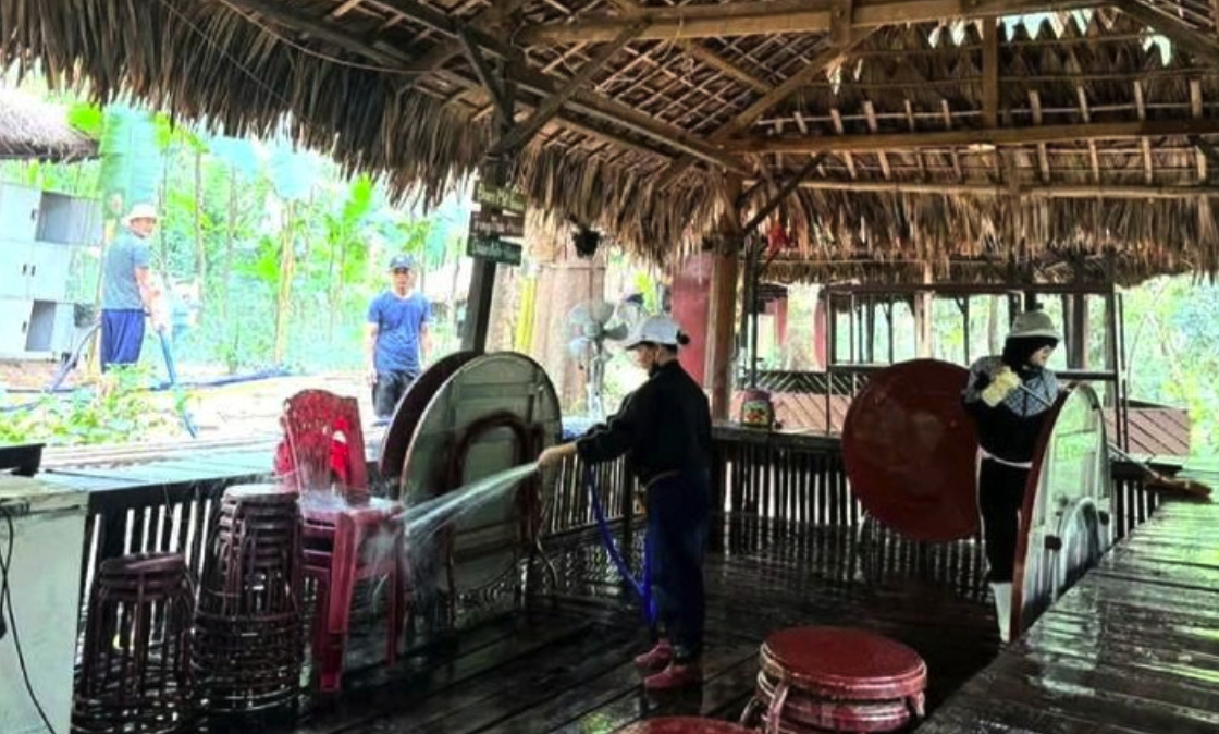 Nh&acirc;n vi&ecirc;n khu du lịch sinh th&aacute;i Ozo Park khẩn trương l&agrave;m vệ sinh sau b&atilde;o để ng&agrave;y 29/8 đ&oacute;n kh&aacute;ch trở lại.