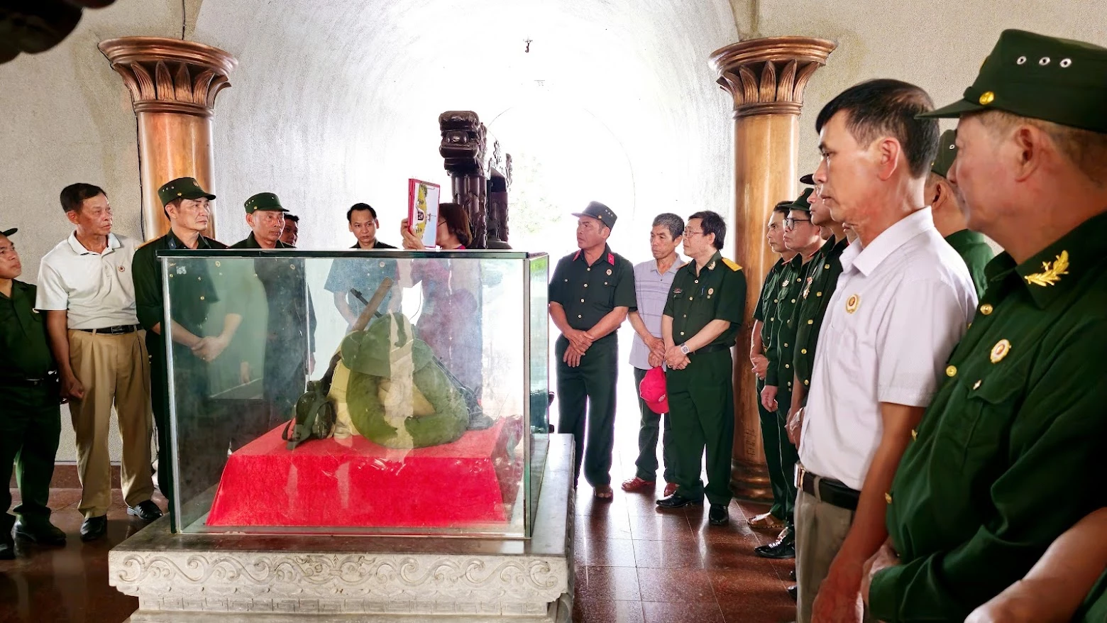 Kh&aacute;ch đến viếng Di t&iacute;ch quốc gia đặc biệt Th&agrave;nh Cổ Quảng Trị x&uacute;c động trước những kỷ vật được lưu giữ tại Th&agrave;nh Cổ - Ảnh: T.T