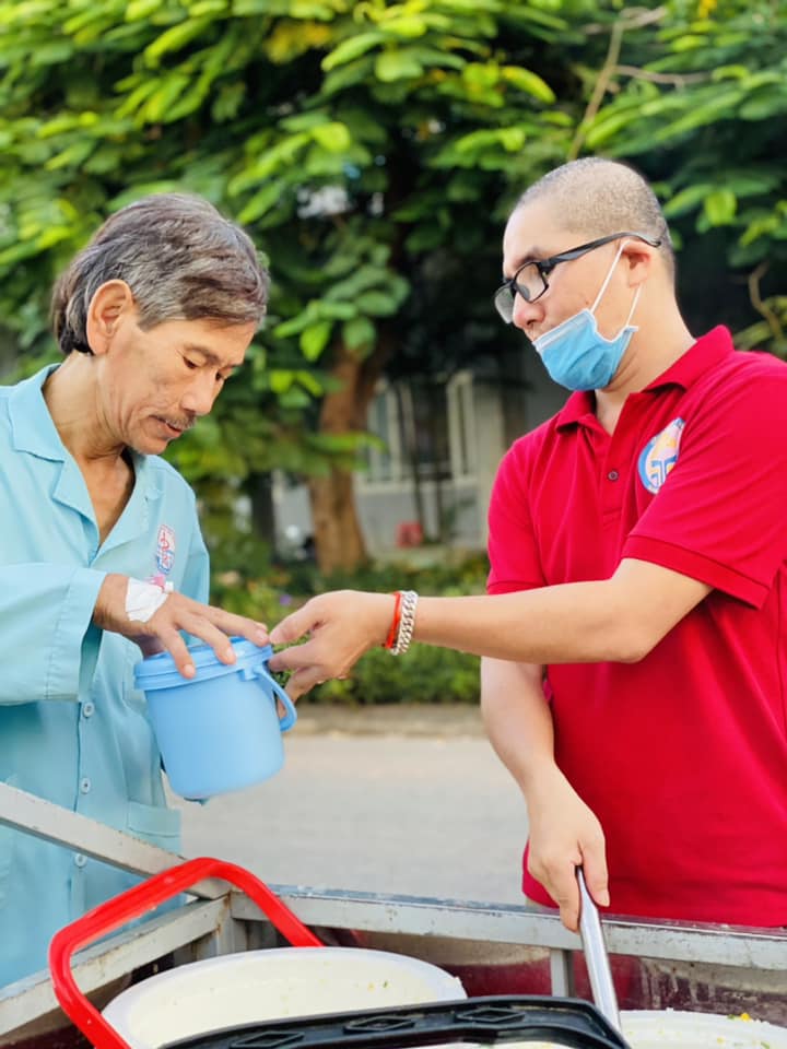 Anh Nguyễn Phước l&agrave; th&agrave;nh vi&ecirc;n gắn b&oacute; với nồi ch&aacute;o nh&acirc;n t&acirc;m gi&uacute;p đỡ bệnh nh&acirc;n tại c&aacute;c cơ sở y tế của Diễn đ&agrave;n Tuổi trẻ Quảng Trị từ những ng&agrave;y đầu đến nay - Ảnh: Đ.V