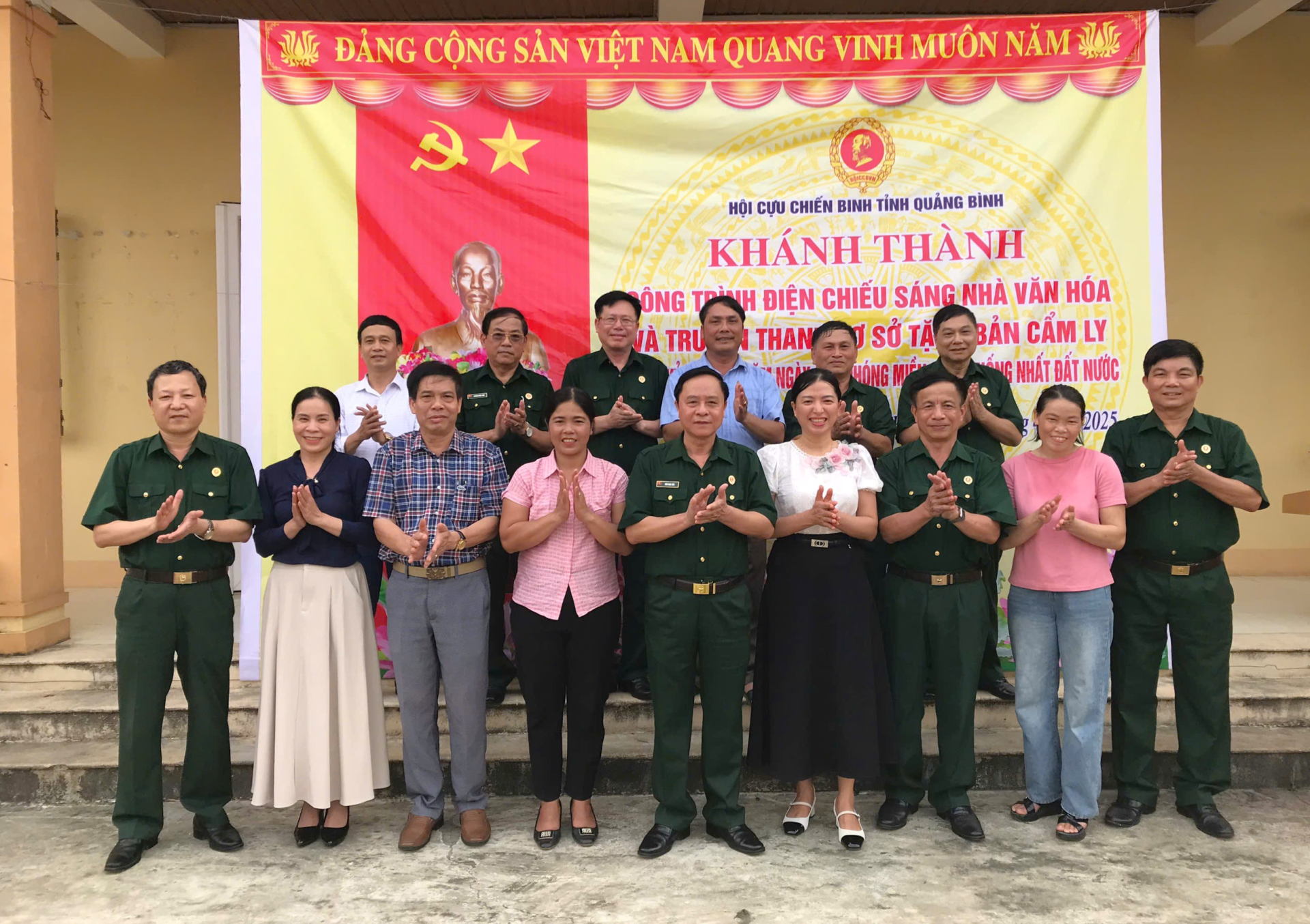 L&atilde;nh đạo Hội CCB tỉnh trao tặng c&ocirc;ng tr&igrave;nh điện chiếu s&aacute;ng v&agrave; hệ thống truyền thanh cho bản Cẩm Ly, x&atilde; Ng&acirc;n Thủy, huyện Lệ Thủy (cũ), nay l&agrave; x&atilde; Kim Ng&acirc;n, tỉnh Quảng Trị - Ảnh: T.V.T