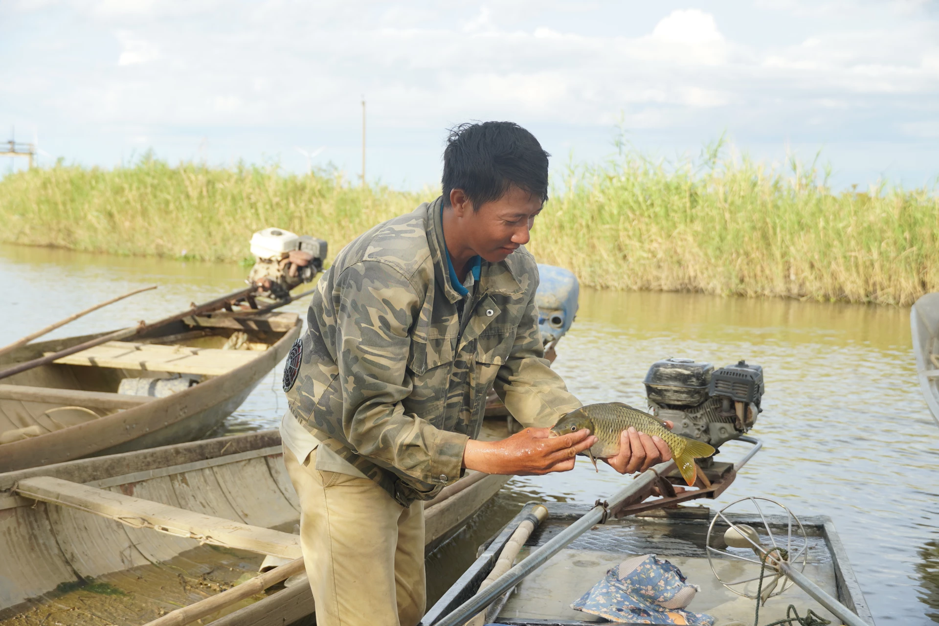 Cá chép mùa nước nổi được đánh bắt trên phá Hạc Hải-Ảnh: P.P