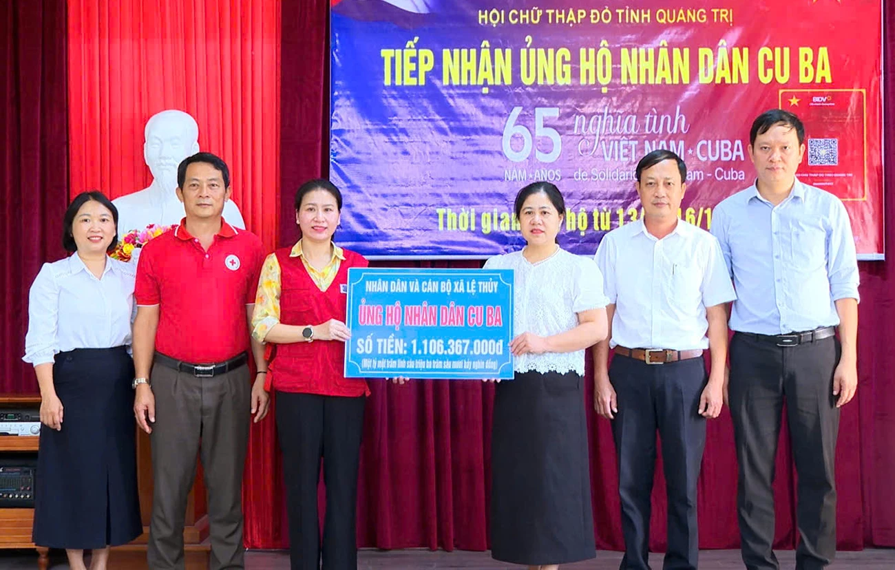 Đại diện l&atilde;nh đạo x&atilde; Lệ Thủy trao tiền ủng hộ Nh&acirc;n d&acirc;n Cuba - Ảnh: N.H