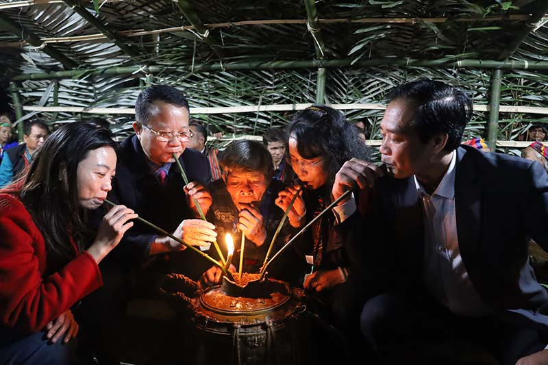 Đại diện l&atilde;nh đạo c&aacute;c sở, ng&agrave;nh, địa phương tham dự lễ hội.