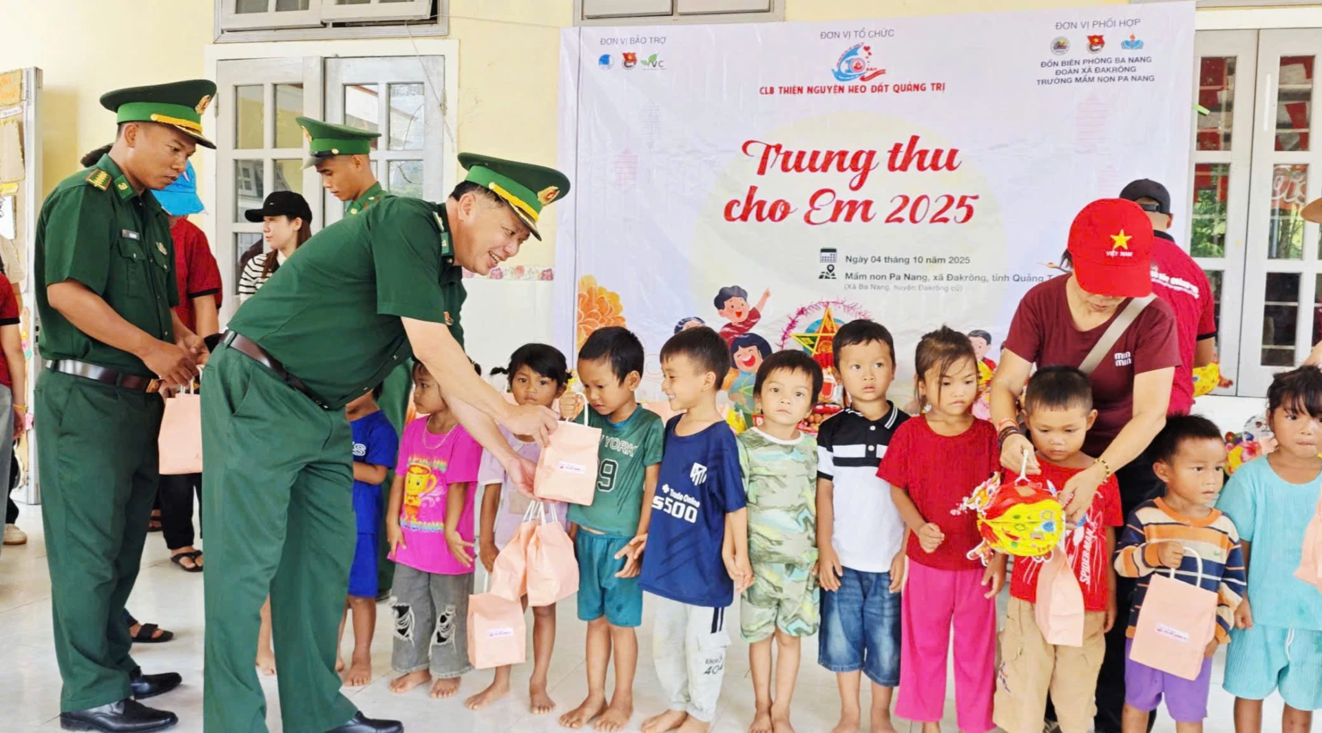 Trao qu&agrave; Trung thu cho thiếu nhi v&ugrave;ng kh&oacute; x&atilde; Đakr&ocirc;ng - Ảnh: M.L