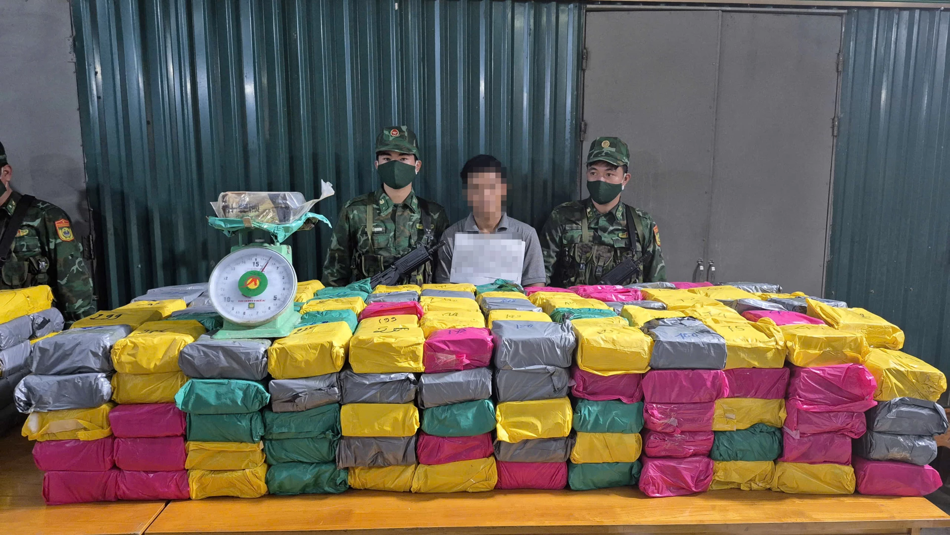 Hai đối tượng bị bắt với tang vật 500kg ma túy - Ảnh: H.N