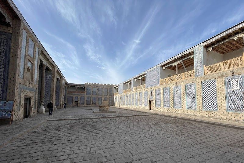 Visit the Tosh-Hovli Palace