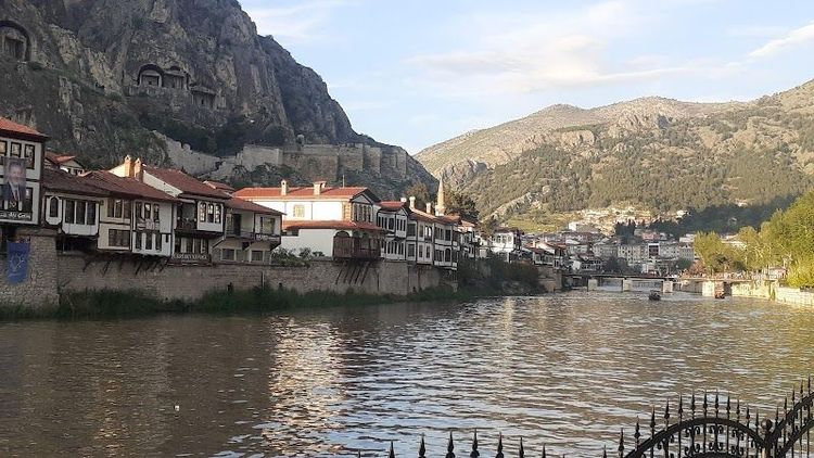 Stroll along the Yeşilırmak River and see the Ottoman-era houses - Amasya - Türkiye