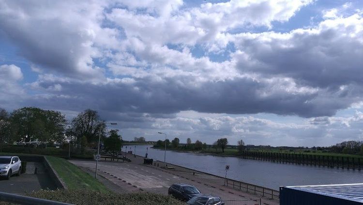 Walk along the IJssel River and enjoy the Skyline - Deventer - Netherlands