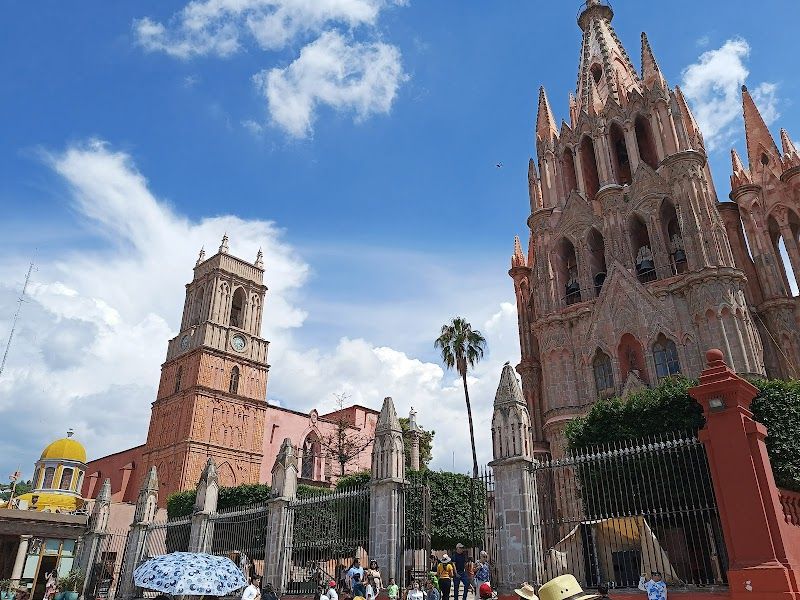 Stroll through El Jardín (Main Square)