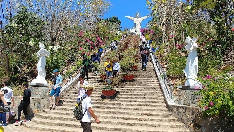 Visit the Christ of Vung Tau Statue