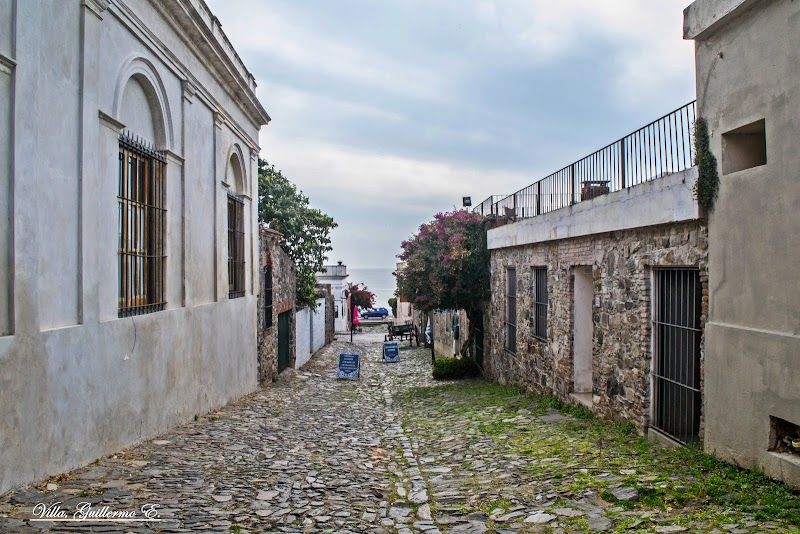 Stroll through the Historic Quarter (Barrio Histórico)