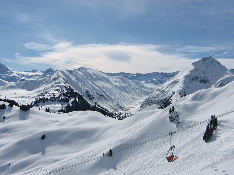 Skiing and Snowboarding at Gstaad Mountain Rides - Gstaad - Switzerland