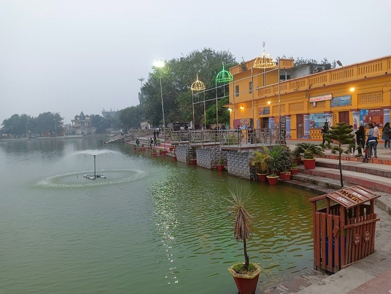 Stroll around Ganga Sagar Lake