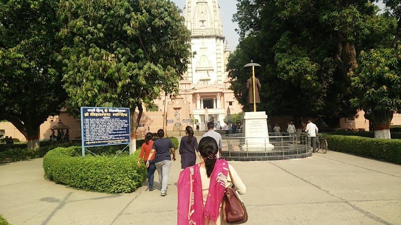 Explore the Kashi Vishwanath Temple