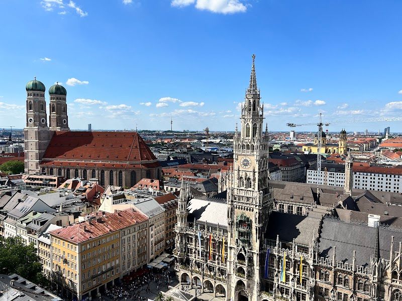 Explore Marienplatz and the New Town Hall (Neues Rathaus)