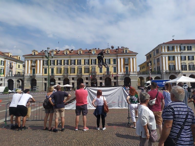 Visit the Piazza Galimberti