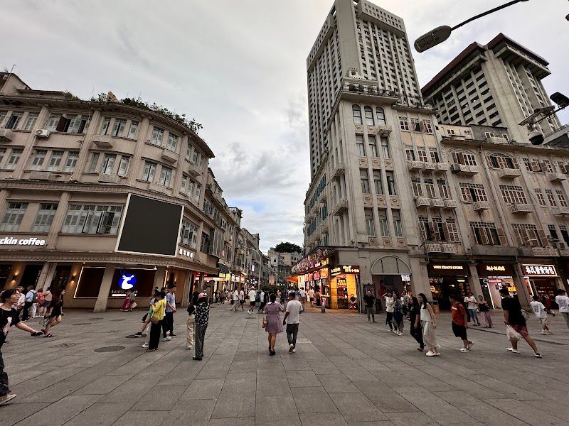 Stroll along Zhongshan Road Pedestrian Street