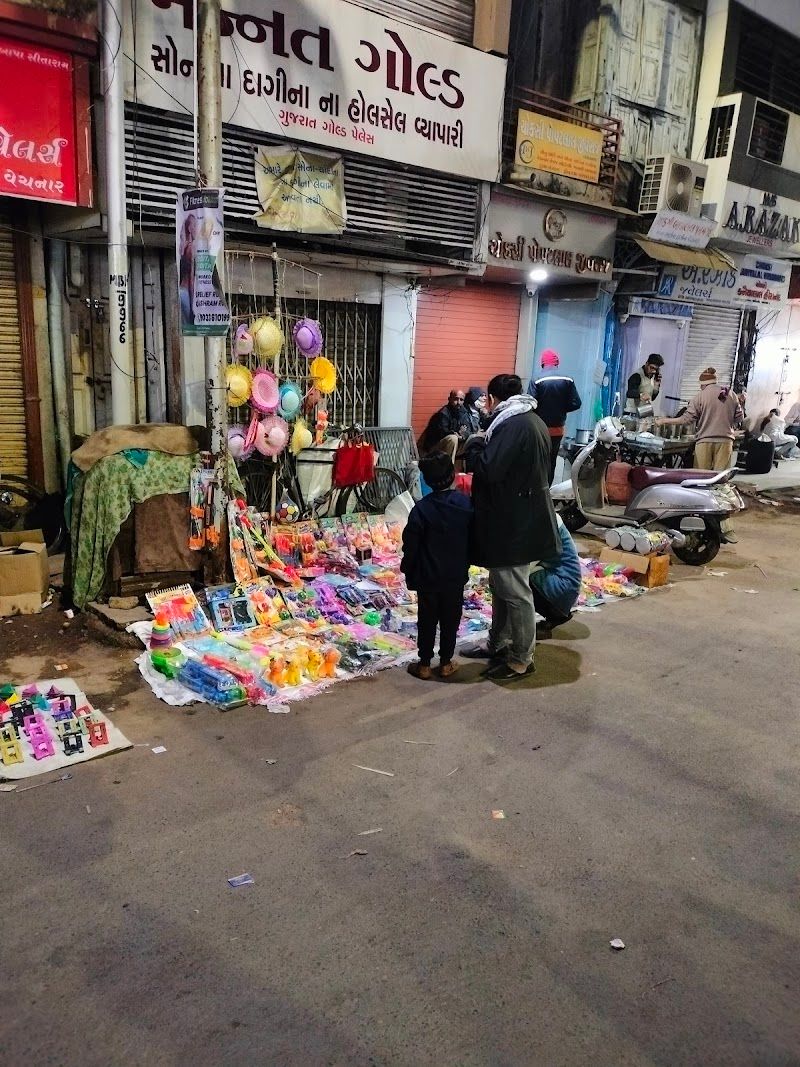 Stroll through the old city and Manek Chowk