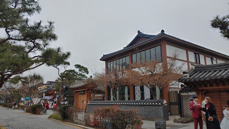 Visit Gyeonggijeon Shrine