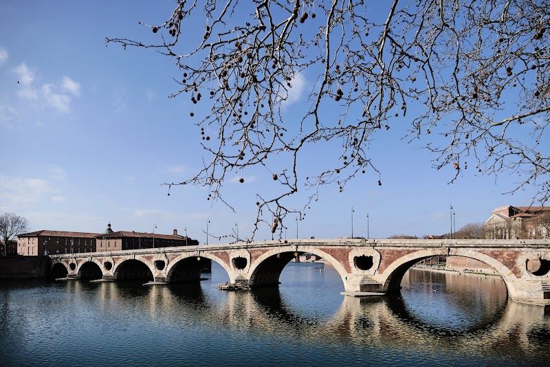 Stroll along the Garonne River and Pont Neuf