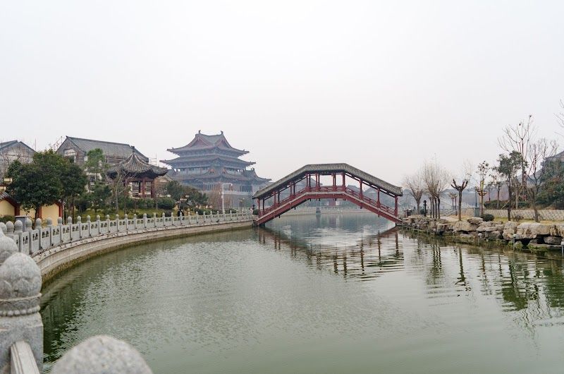Stroll through Millennium City Park (Qingming Riverside Landscape Garden)