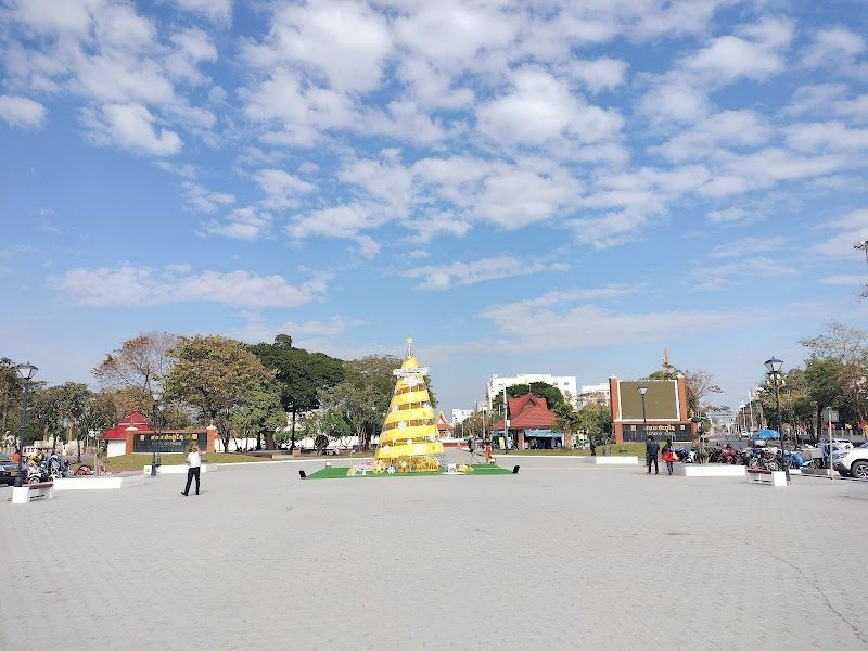 Explore Patuxai Victory Monument