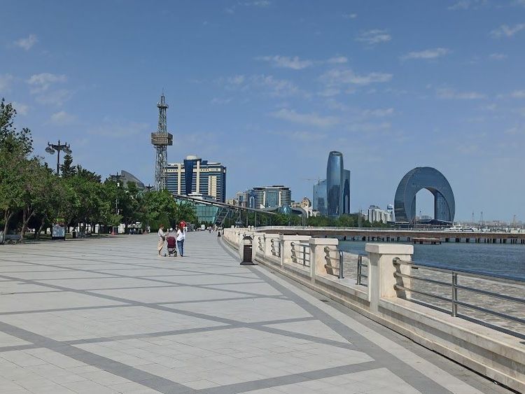 Stroll along the Baku Boulevard (Caspian Sea Promenade) - Bakı - Azerbaijan