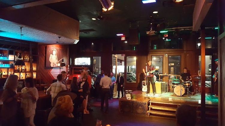 Listen to live music on Sixth Street - Austin - United States