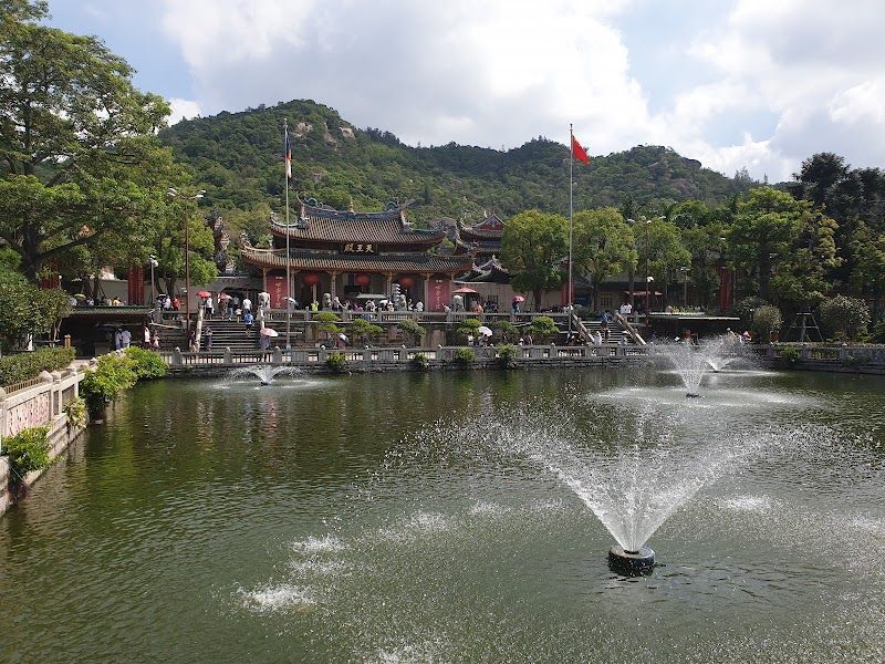 Explore Nanputuo Temple