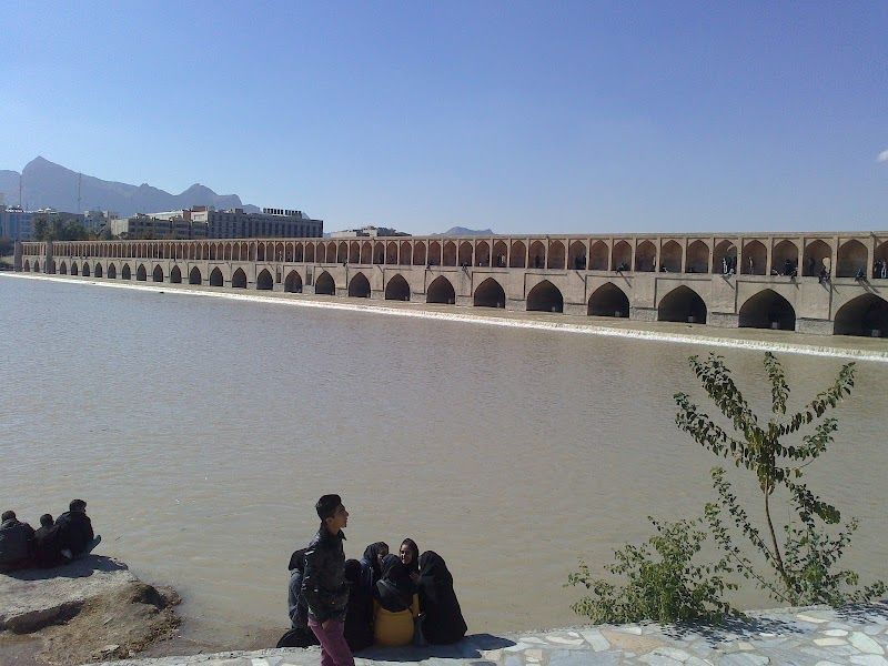 Walk along the Si-o-se-pol Bridge
