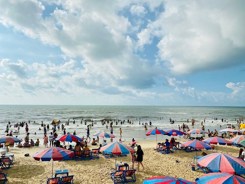 Relax at Back Beach (Bai Sau)