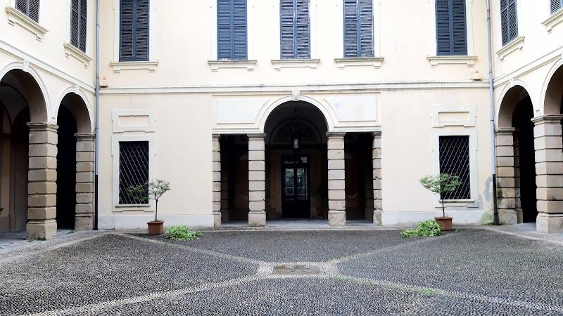 Visit Villa Manzoni