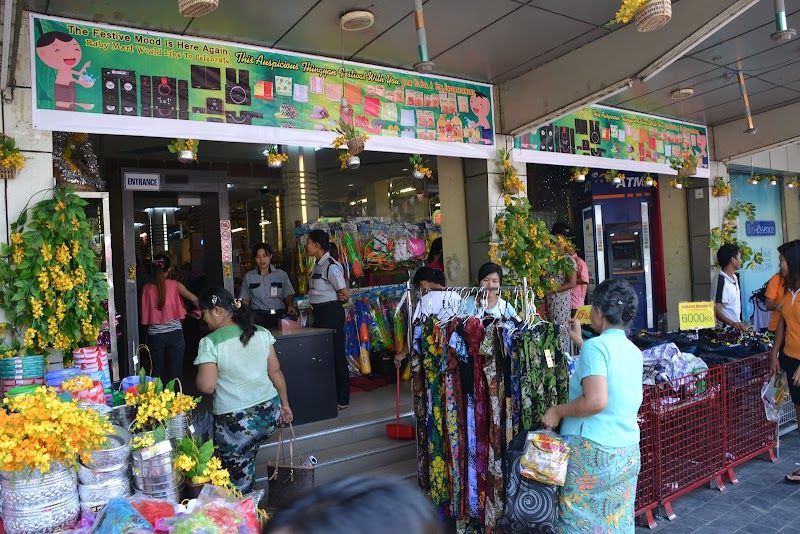 Explore Bogyoke Aung San Market