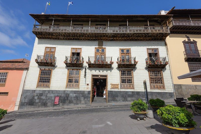 Visit the Casa de los Balcones