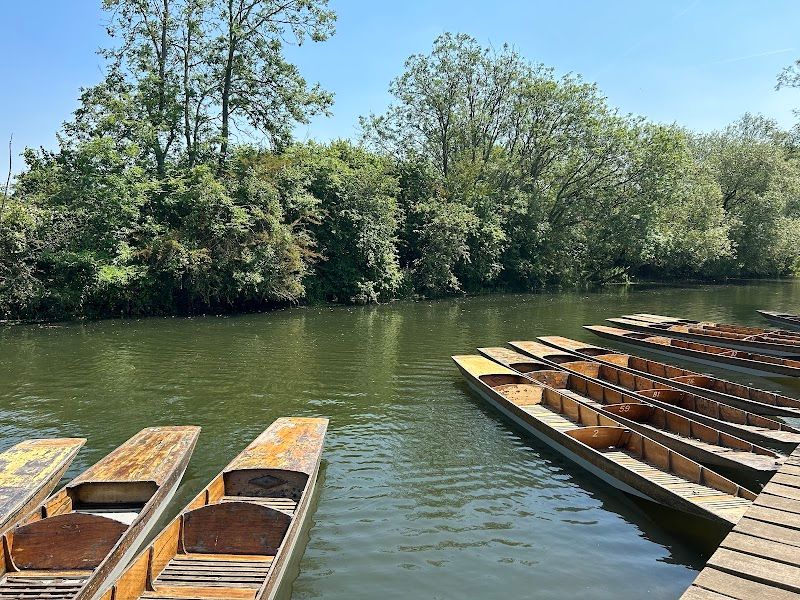 Take a scenic punt along the River Cherwell