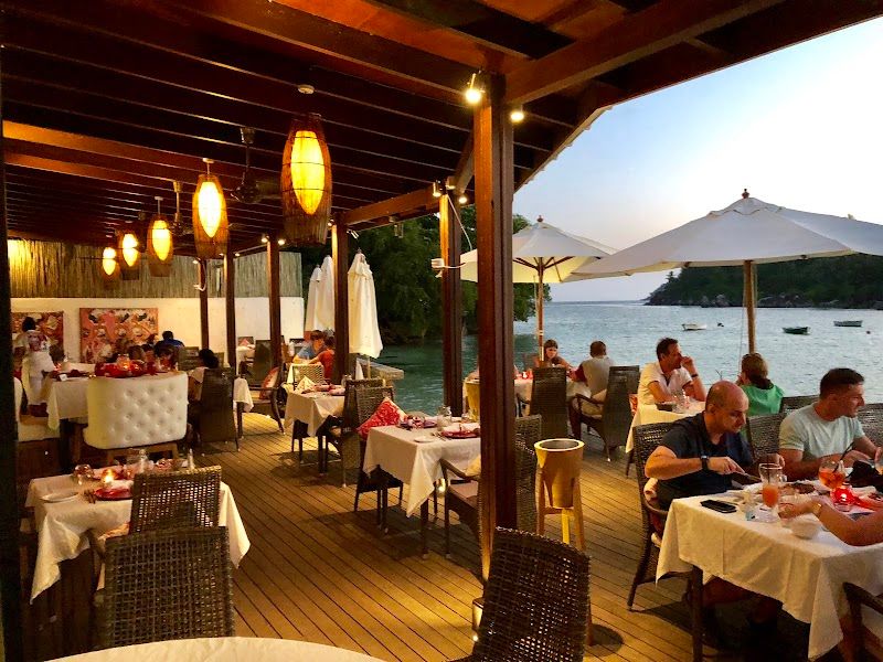 Del Place Bar and Restaurant