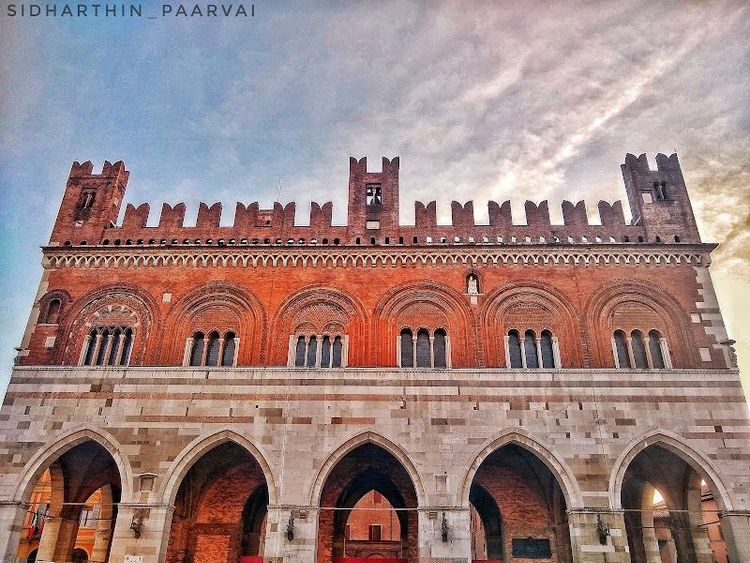 Piazza Cavalli - Piacenza - Italy - Booked ai