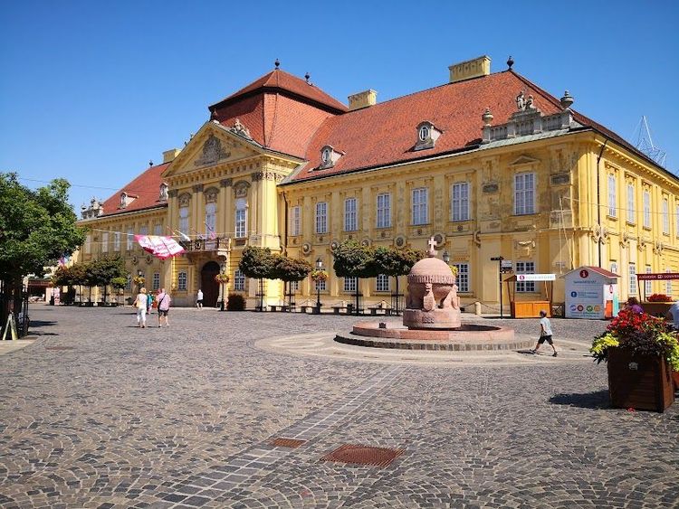Country Apple statue - Székesfehérvár - Hungary - Booked ai