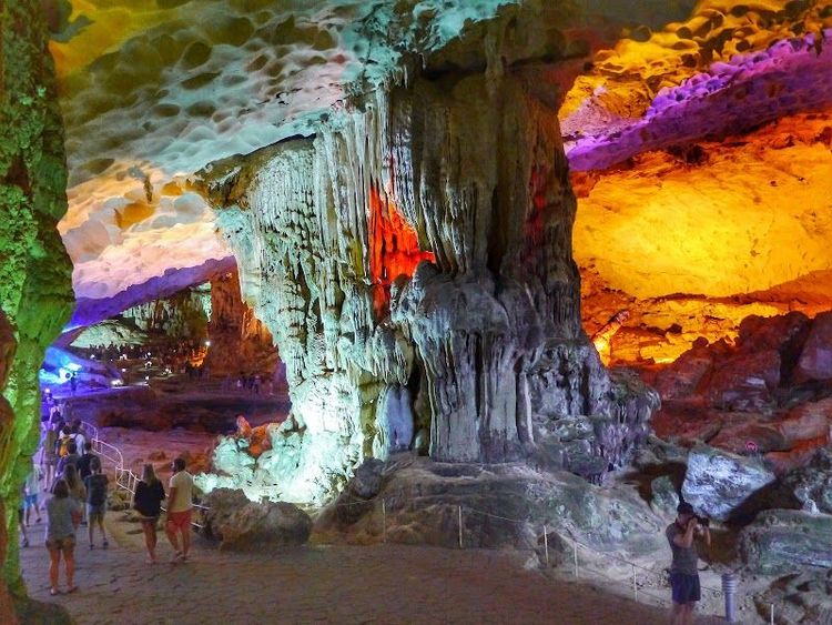 Sung Sot Cave - Ha Long - Vietnam - Booked ai
