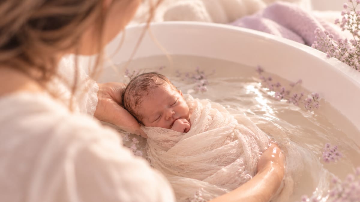 Le bain d’accueil du nouveau-né : un soin autour de son histoire