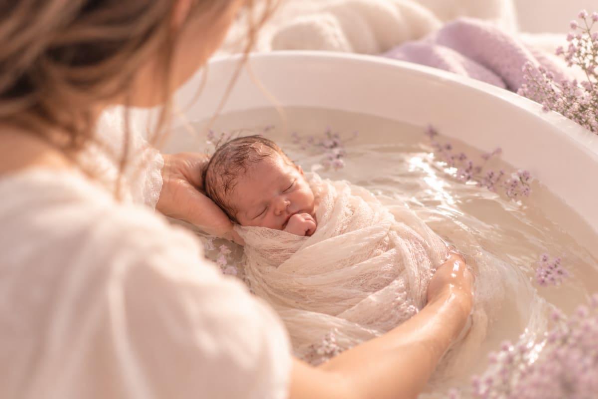 Le bain d’accueil du nouveau-né : un soin autour de son histoire