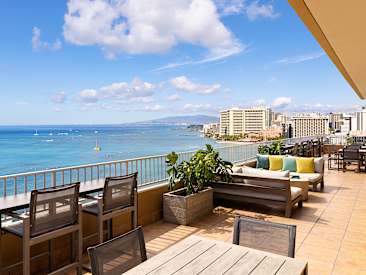 The Twin Fin, Honolulu, Hawaii