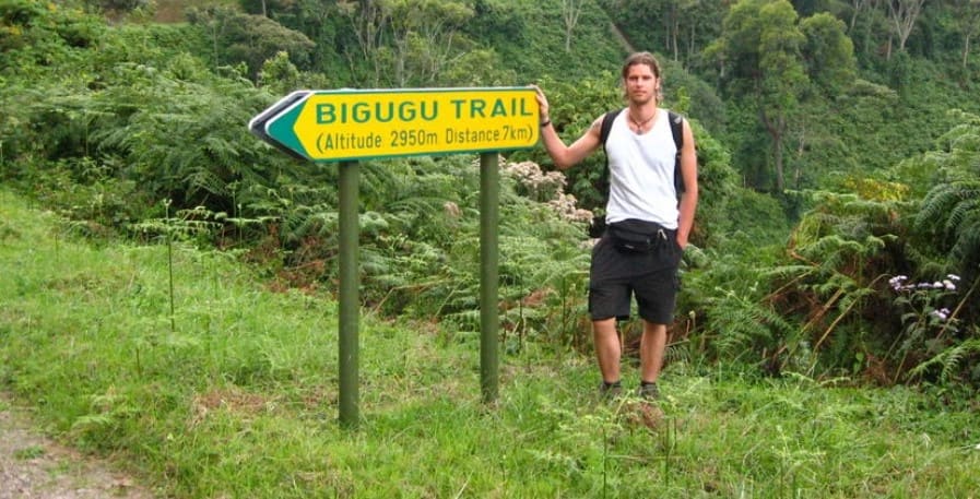 Reisender steht auf dem Mount Bigugu und blickt auf neblige Regenwaldlandschaften im Nyungwe Nationalpark in Ruanda.