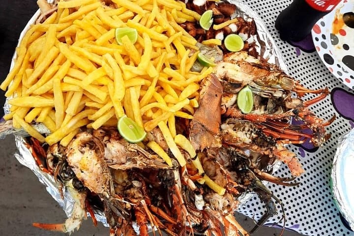 Traditionelles Zanzibar-Lokalgericht mit frischen Meeresfrüchten, gewürztem Reis und tropischen Aromen – Wie man Zanzibar besucht & erlebt: Ultimativer Reiseführer.