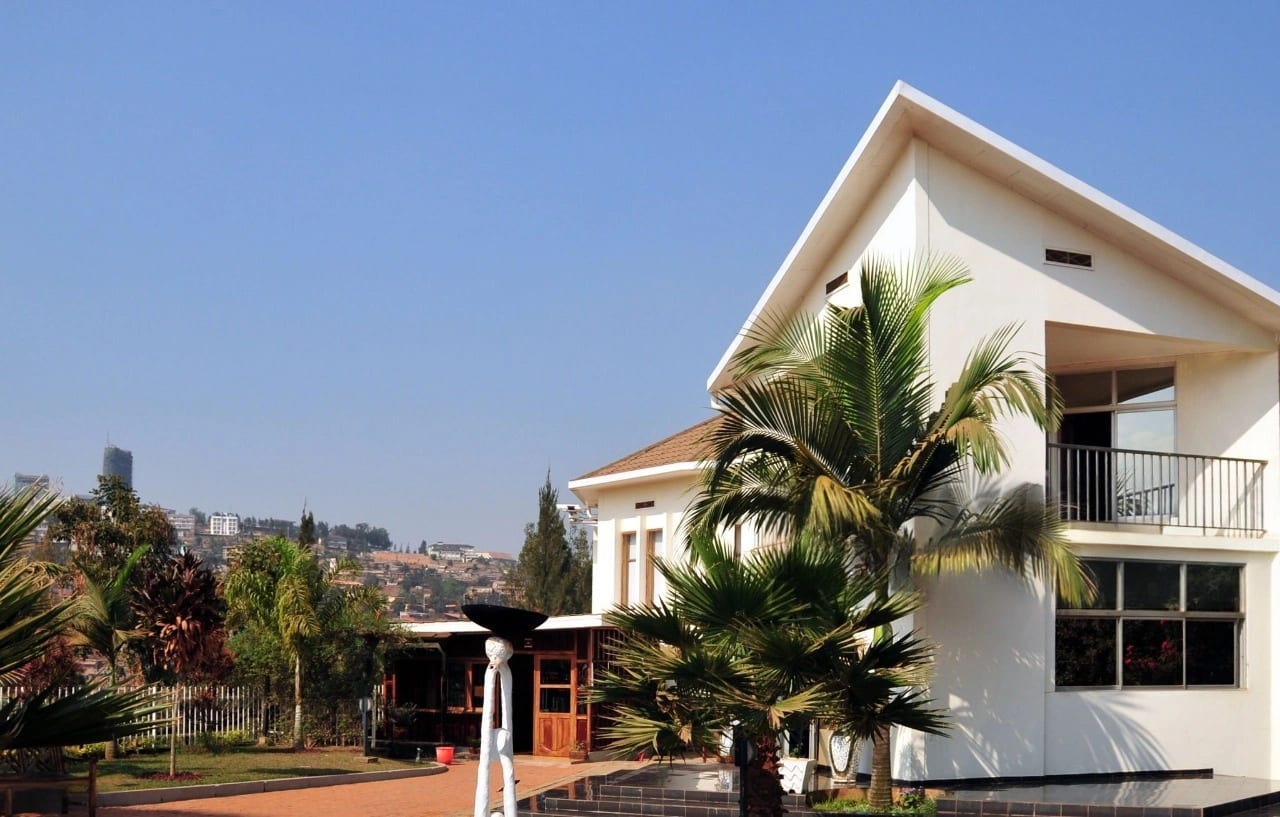 El Memorial del Genocidio de Kigali en Gisozi es el lugar de descanso final para más de 250,000 víctimas del Genocidio de 1994 contra los tutsi. Inaugurado en 2004, sirve como un poderoso centro de recuerdo, educación y construcción de paz.