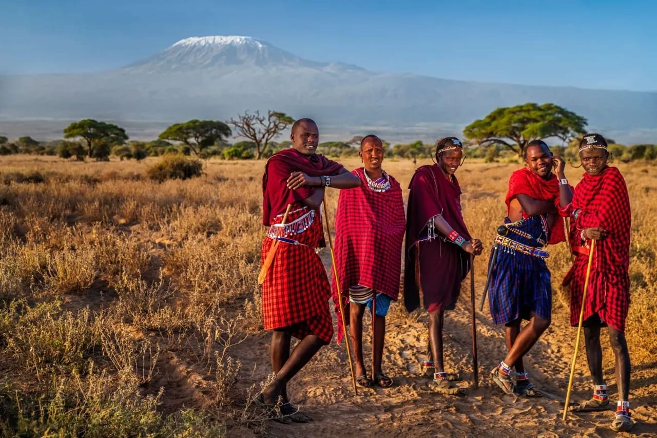 Maasai-Krieger stehen stolz in traditioneller Kleidung und zeigen Kenias reiches kulturelles Erbe